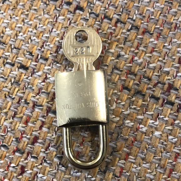 Vintage LV Louis Vuitton Padlock Lock & Key 227 - Picture 8 of 16